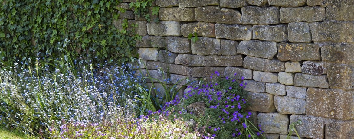 construire un muret de jardin en pierres sèches