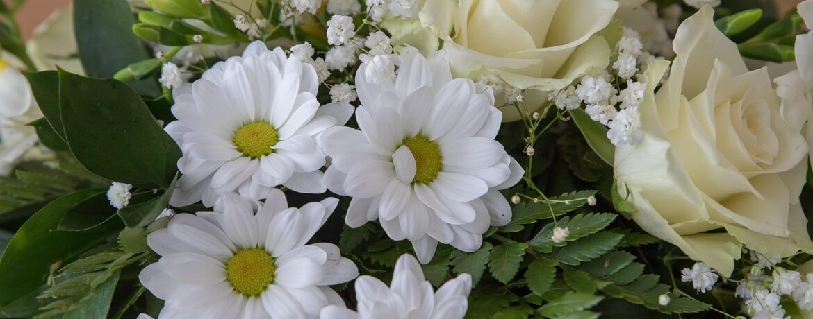 découvrez nos bouquets funéraires élégants, composés de fleurs fraîches pour rendre un dernier hommage rempli de douceur et de respect. livraison rapide et soignée.