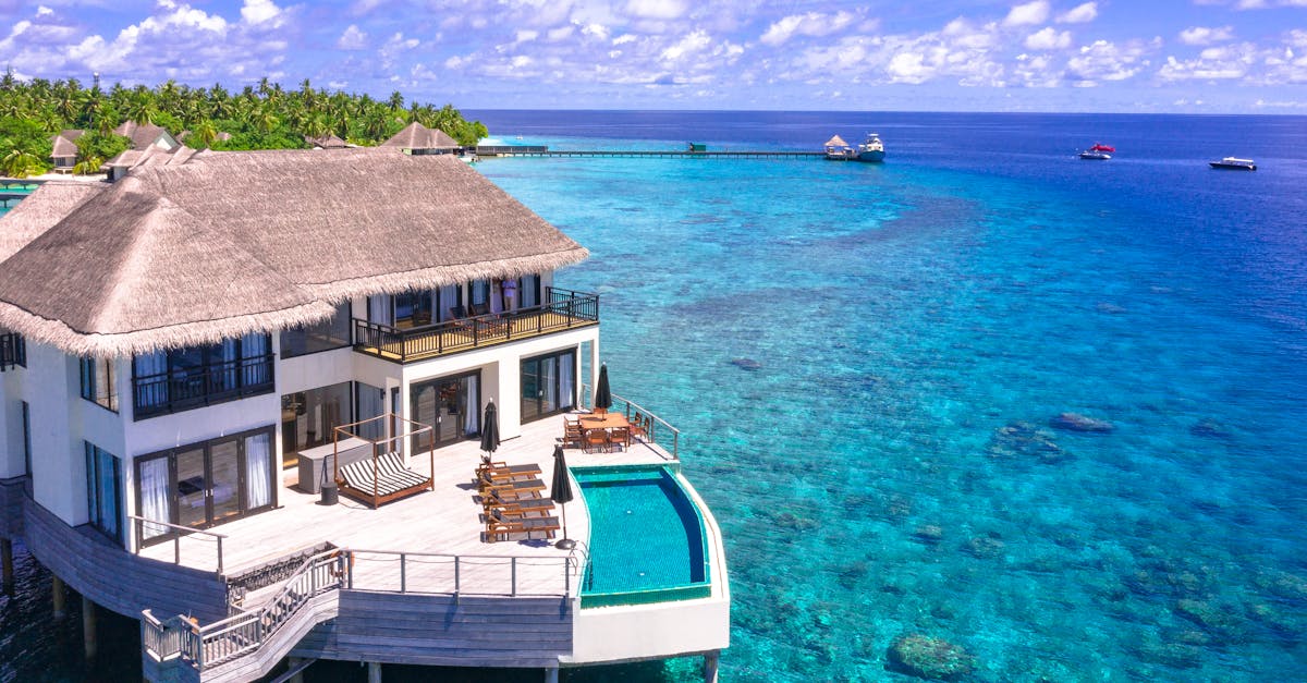 entretien professionnel des piscines lagoon : nettoyage, traitement de l'eau et maintenance pour une piscine toujours propre et sécurisée.