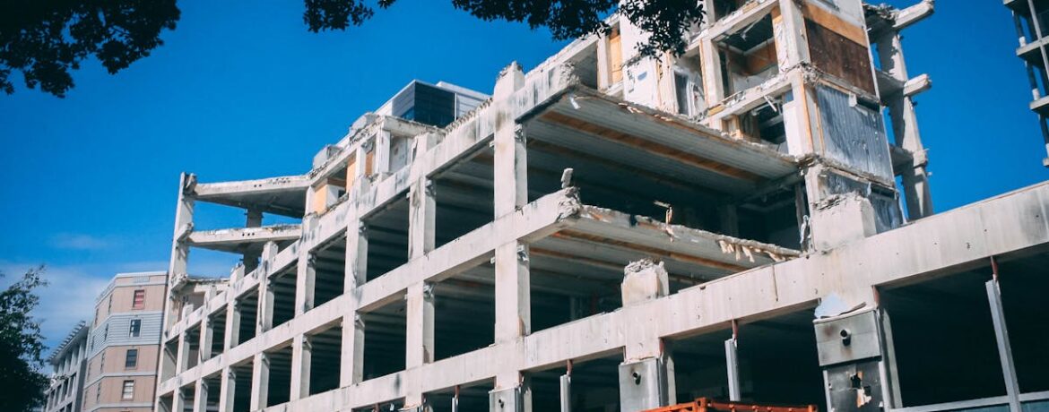 découvrez les différences entre démolition partielle et ouverture totale, leurs applications, avantages et conseils pour choisir la meilleure option pour vos projets de construction.